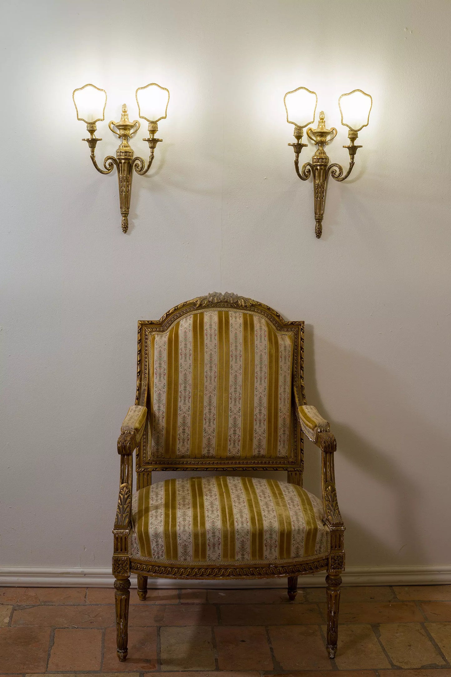 Lampade da parete con eleganti paralumi in pergamena - Atmosfera romantica. | Lo Stile Italiano