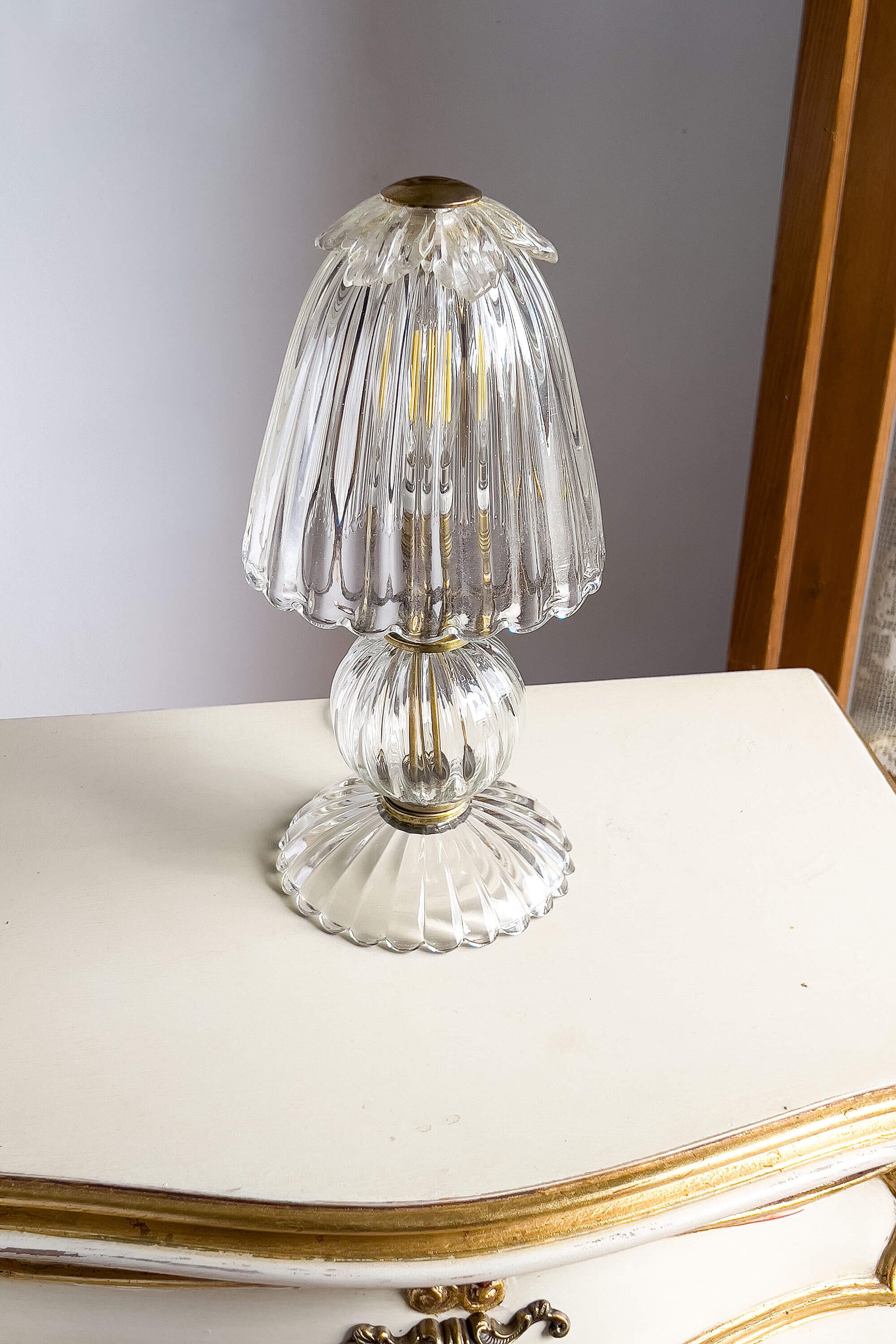  fascino vintage con questa lampada da appoggio in vetro di Murano.. | Lo Stile Italiano