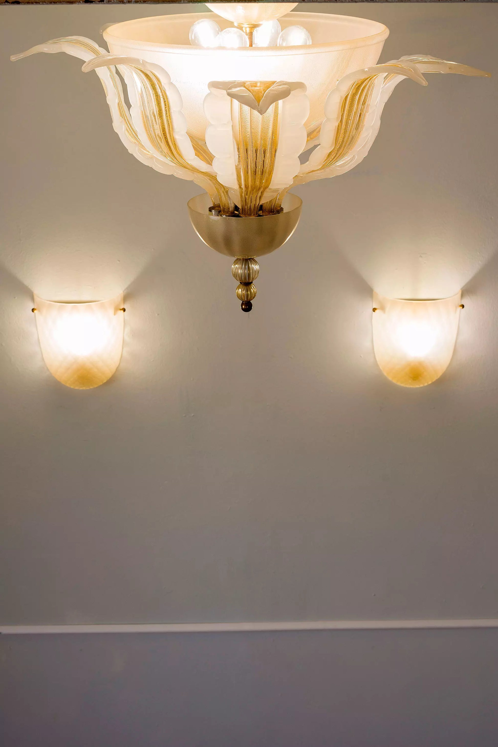 Lampadario in vetro di Murano con coppe decorate in oro.| Lo Stile Italiano