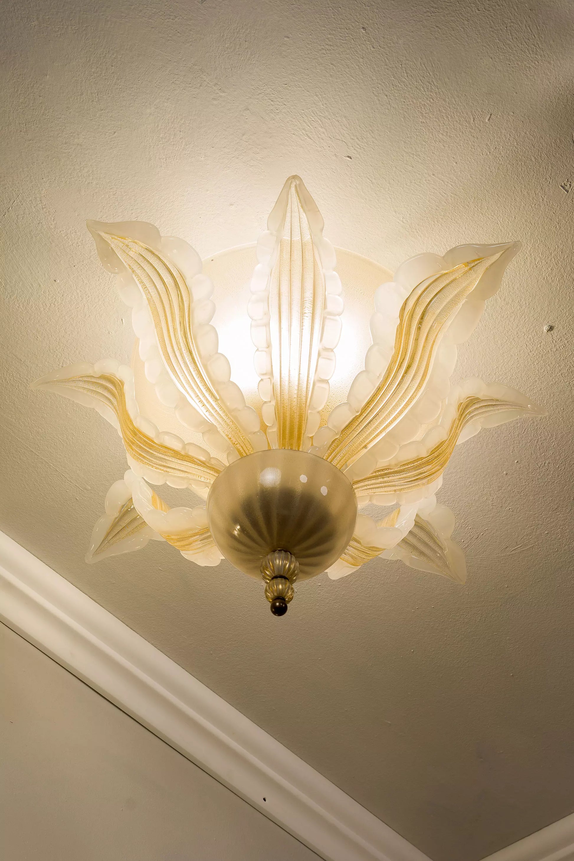 Lampadario Barovier e Toso  di Murano con decorazioni eleganti e rifiniture in oro.| Lo Stile Italiano