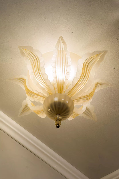 Lampadario Barovier e Toso  di Murano con decorazioni eleganti e rifiniture in oro.| Lo Stile Italiano