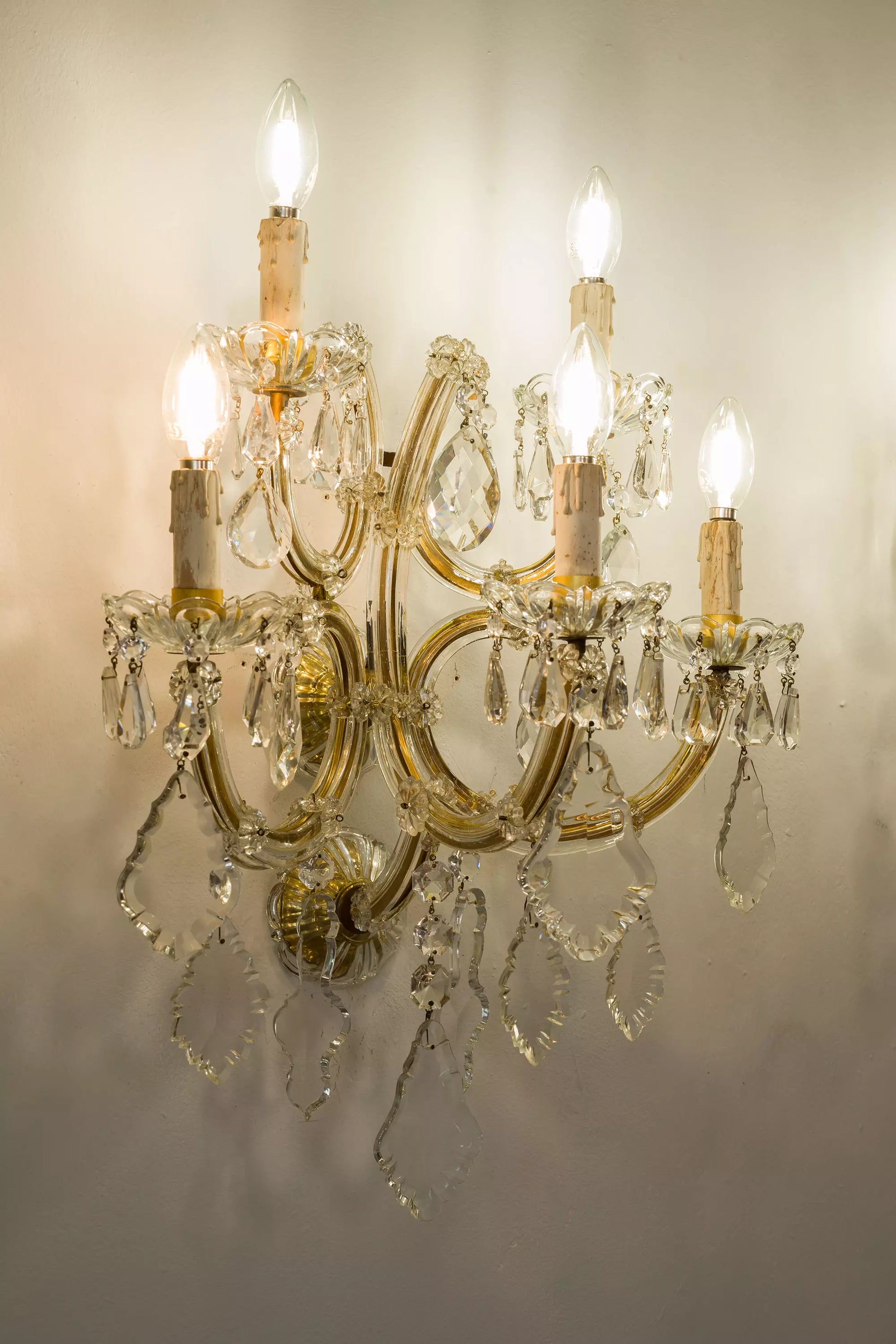 Applique dal design barocco in cristallo, che trasformano qualsiasi ambiente in uno spazio lussuoso | Lo Stile Italiano