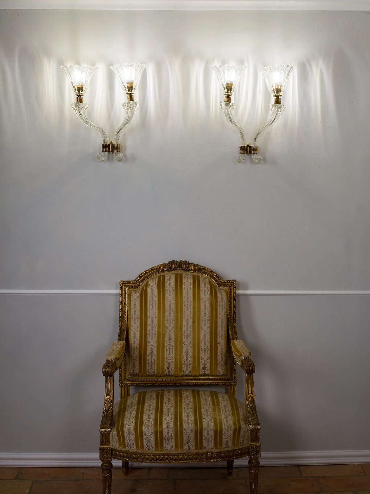 Coppia di applique Art Déco in vetro di Murano ambientate su una parete | Lo Stile Italiano