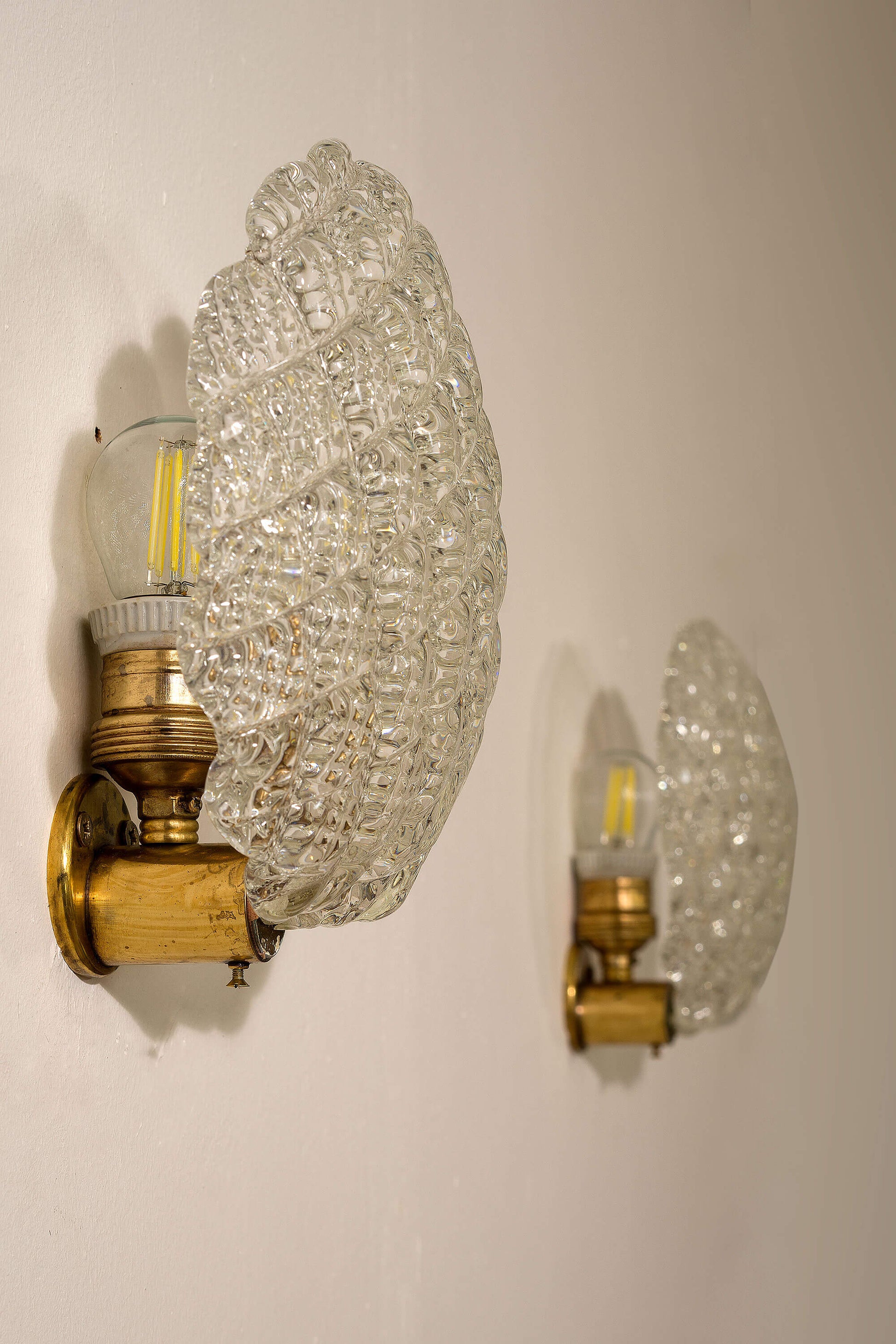 Coppia di applique Vintage a Muro con paralumi in vetro soffiato e portalampade in ottone . | Lo Stile Italiano