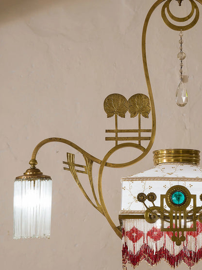 Elegante lampadario in ottone e vetro con fregi nella parte bassa composti da piccole palline colorate che creano un motivo geometrico - Lo Stile Italiano