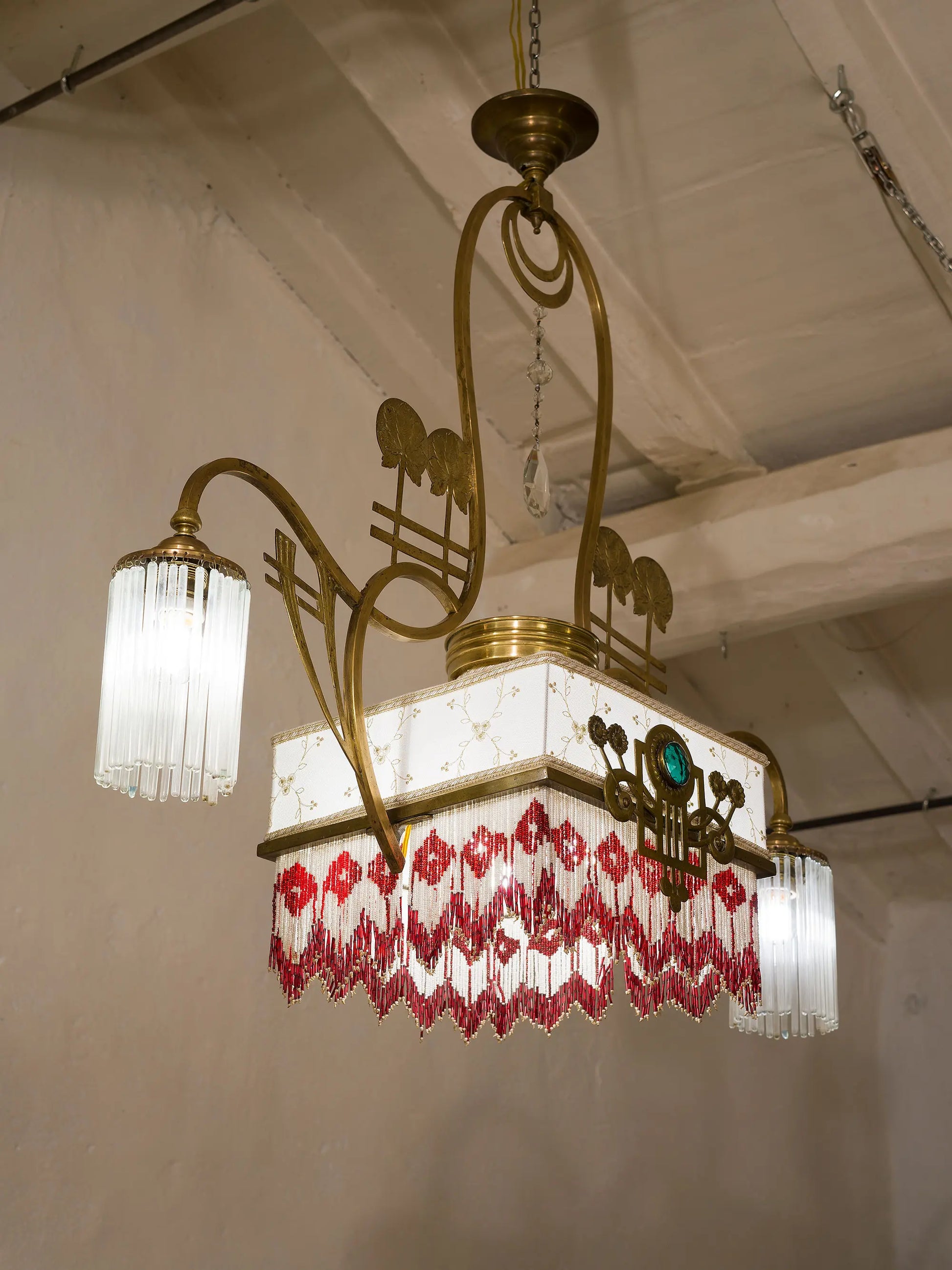 Lampadario Art Nouveau con paralume in tulle decorato in oro e paralumi laterali in vetro di Murano - Lo Stile Italiano