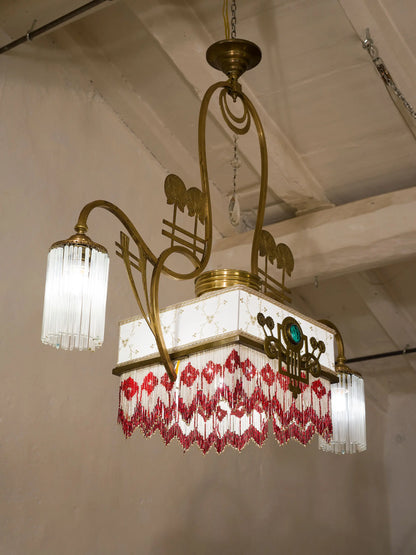 Lampadario Art Nouveau con paralume in tulle decorato in oro e paralumi laterali in vetro di Murano - Lo Stile Italiano