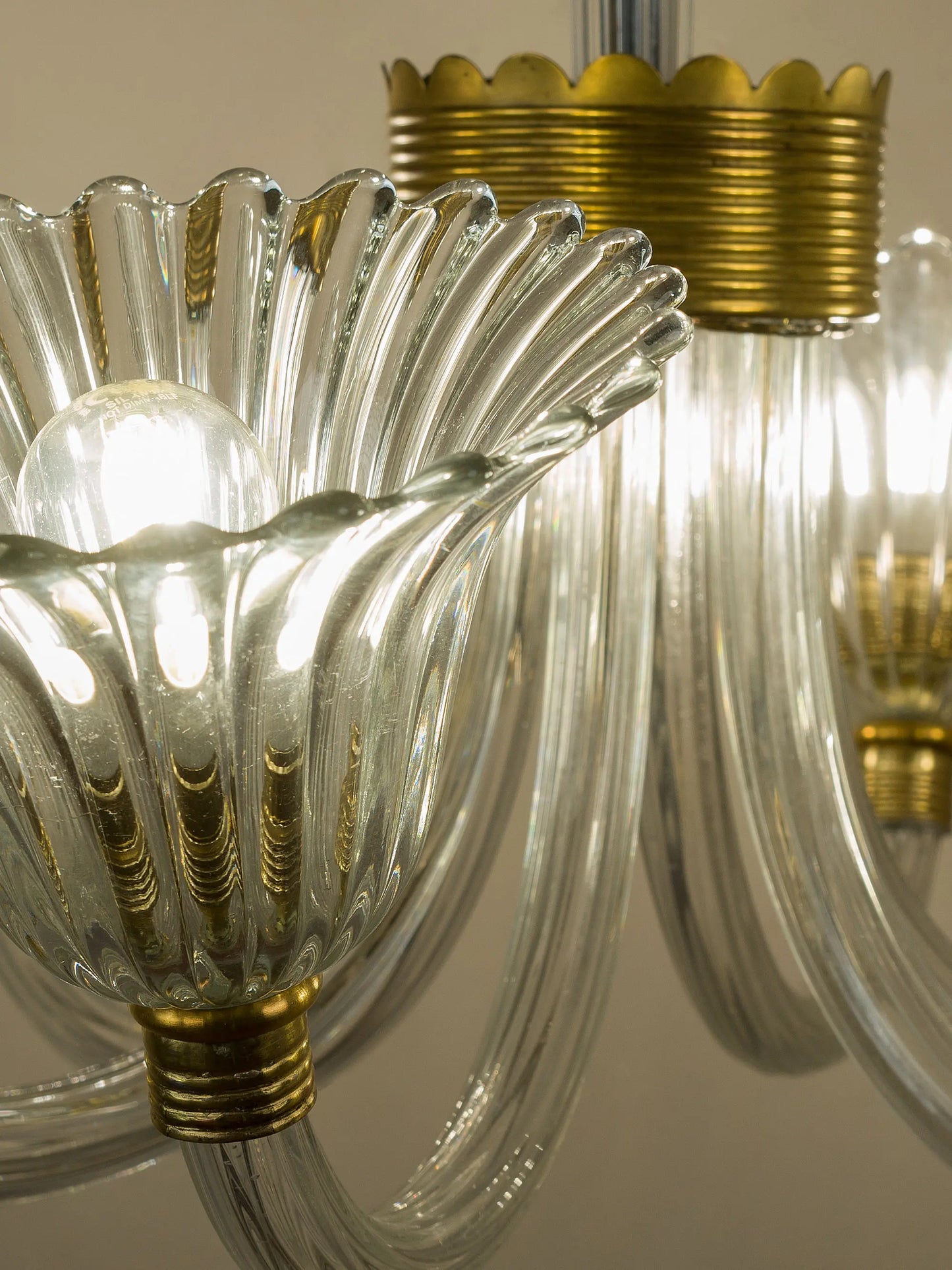 Vista ravvicinata del lampadario Barovier & Tosovintage in vetro di Murano | Lo Stile Italiano 