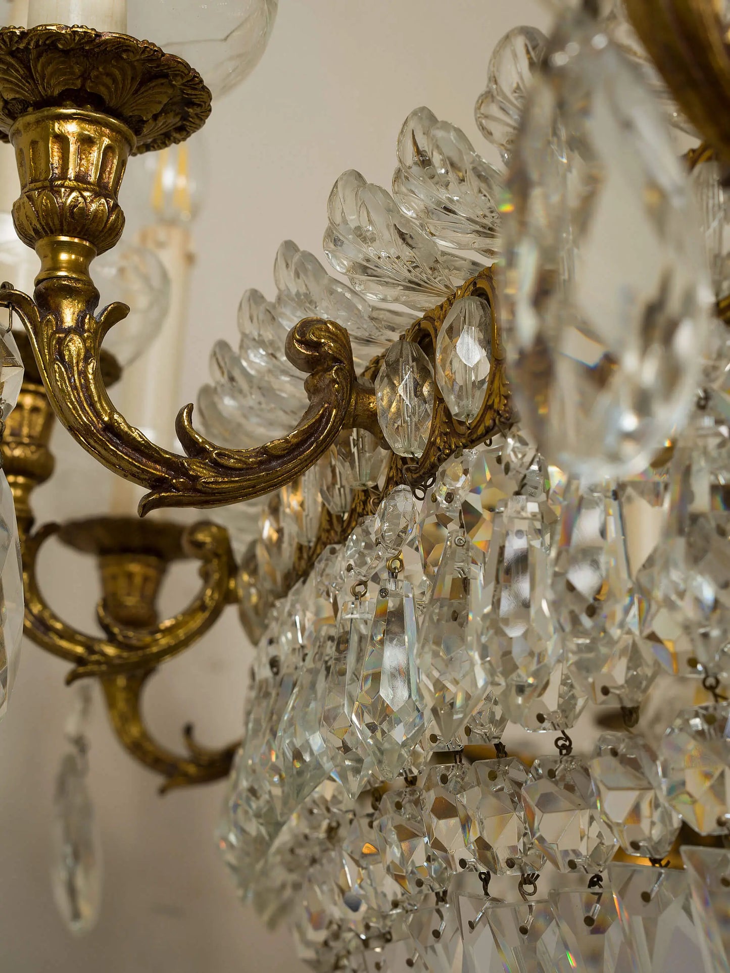 vista ravviciata del lampadario, dettaglio dei bracci di  ottone| Lo Stile Italian