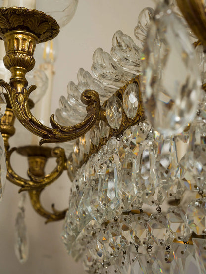 vista ravviciata del lampadario, dettaglio dei bracci di  ottone| Lo Stile Italian