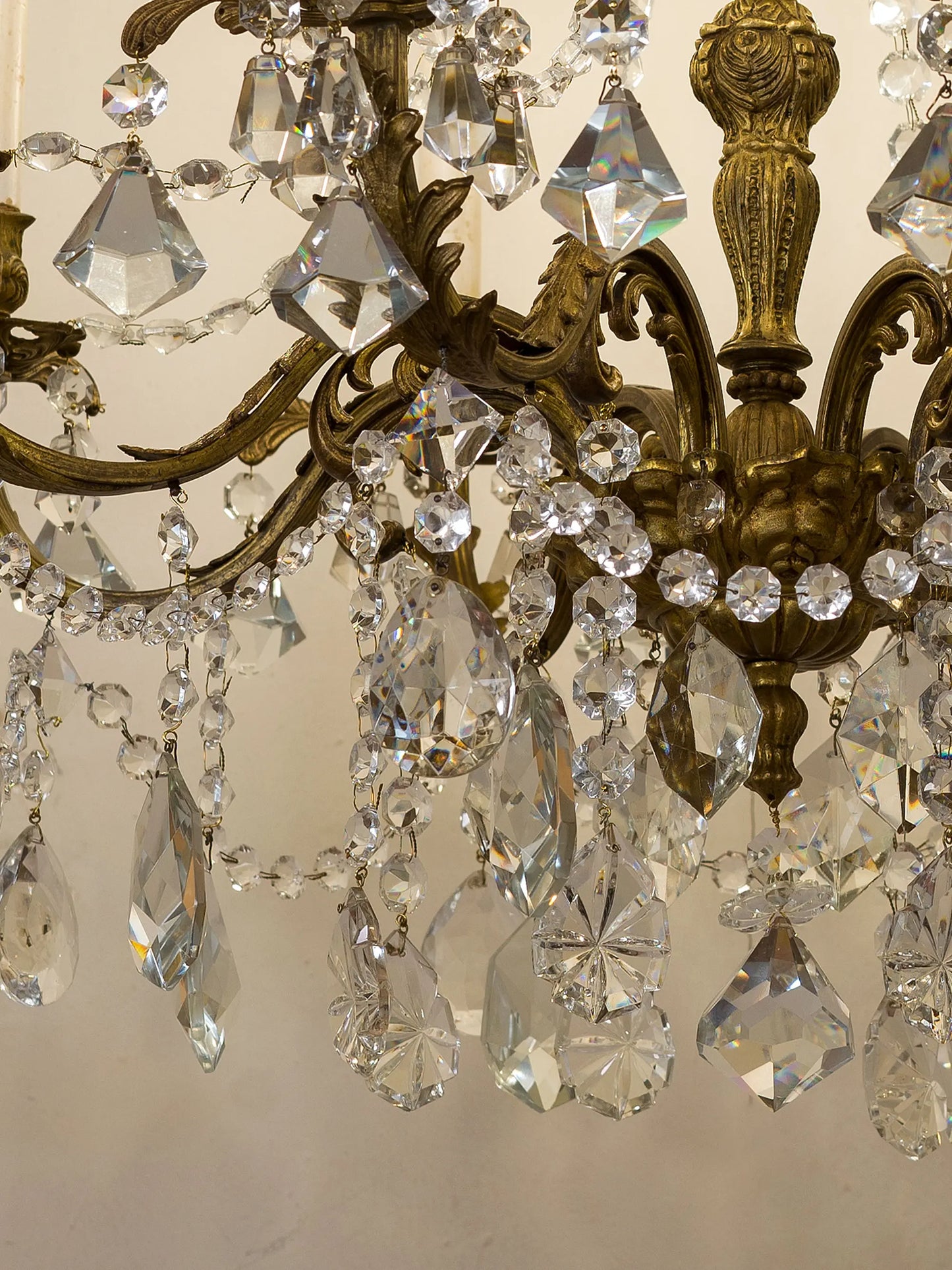 Dettaglio bracci in bronzo dorato lavorati a mano anni '40 | Lo Stile Italiano