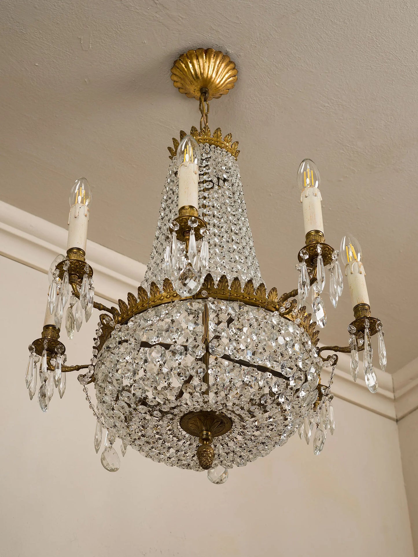 Vintage Empire-style chandelier in the shape of a hot air balloon, with eight candles. | Lo Stile Italiano