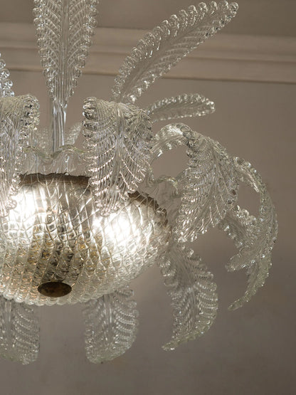 Dettaglio delle grandi foglie ornamentali in vetro veneziano trasparente | Lo Stile Italiano