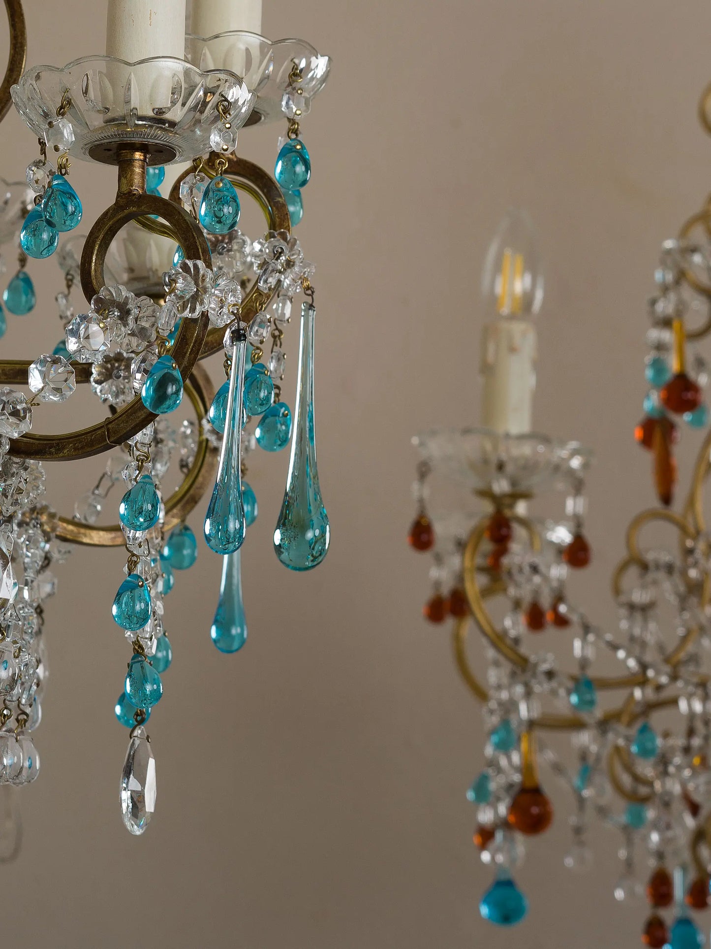 Dettaglio dei bracci in ferro dorato con cristalli e gocce colorate di Murano su lampada da parete fiorentina – Lo Stile Italiano