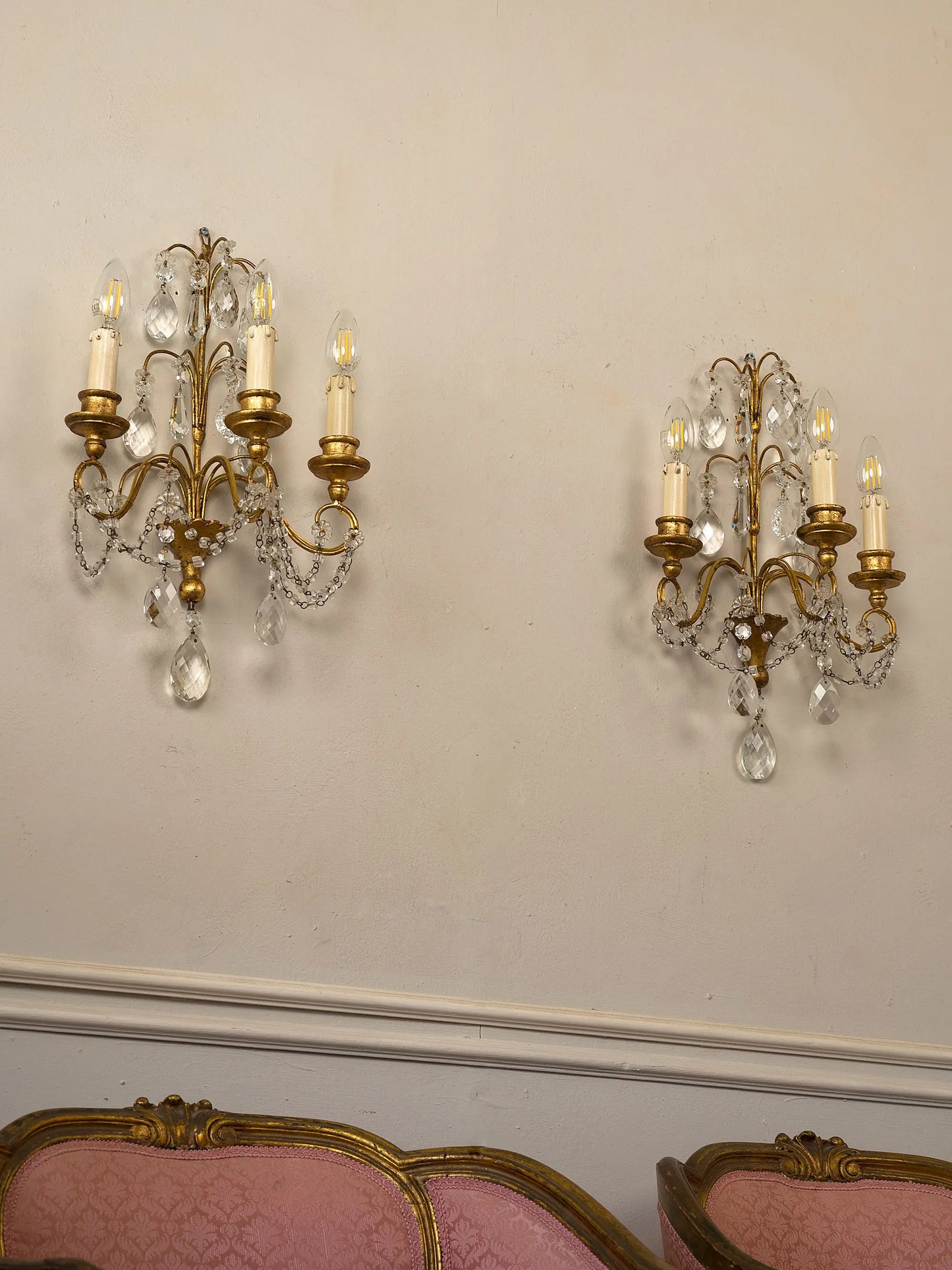 Applique decorative vintage con gocce in cristallo e struttura in ferro dorato | Lo Stile Italiano