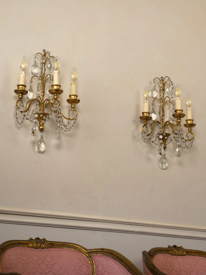 Applique decorative vintage con gocce in cristallo e struttura in ferro dorato | Lo Stile Italiano