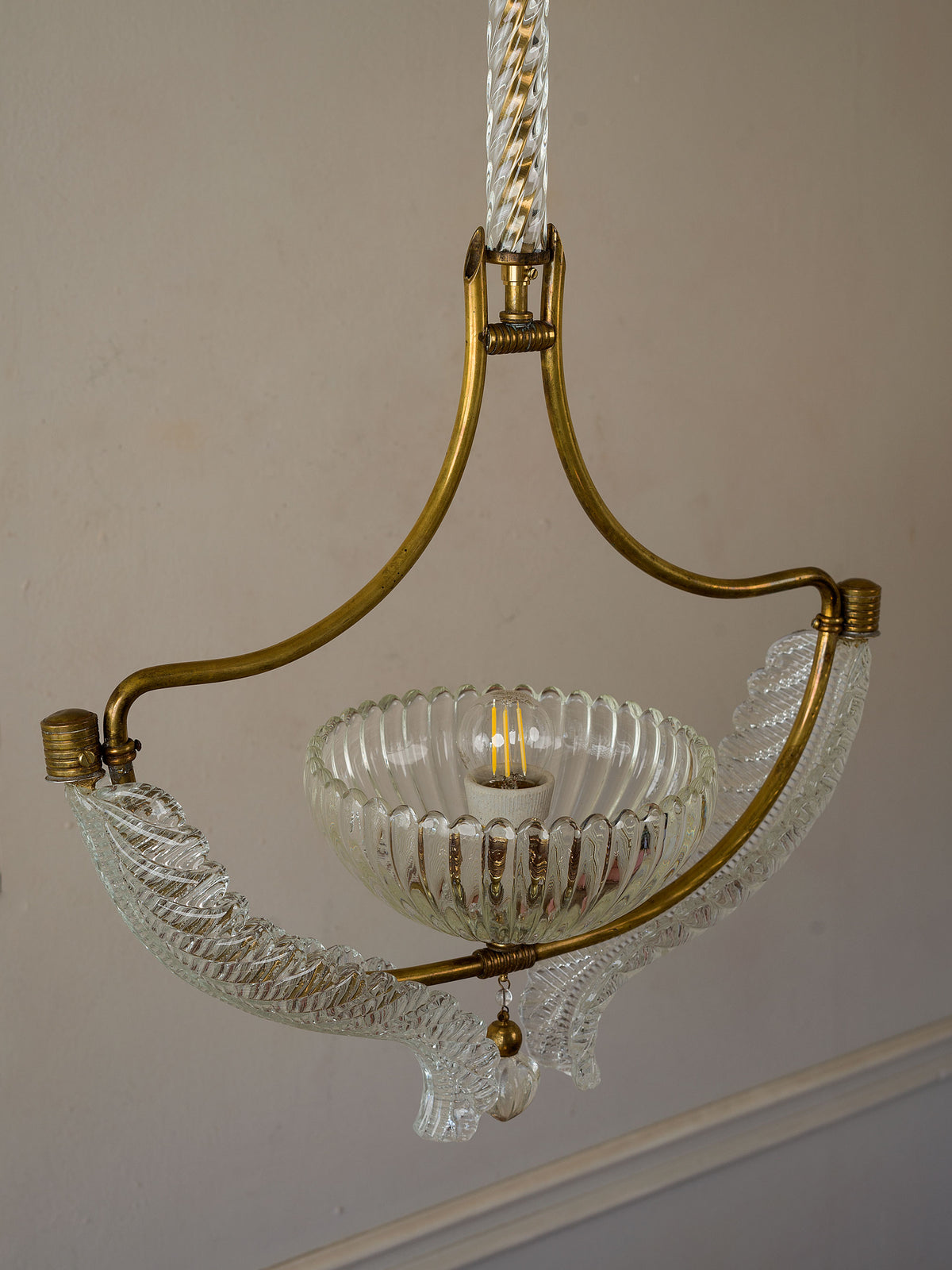 LAmpadario italiano in vetro soffiato mid century con due grandi foglie e una coppa centrale | Lo Stile Italiano 