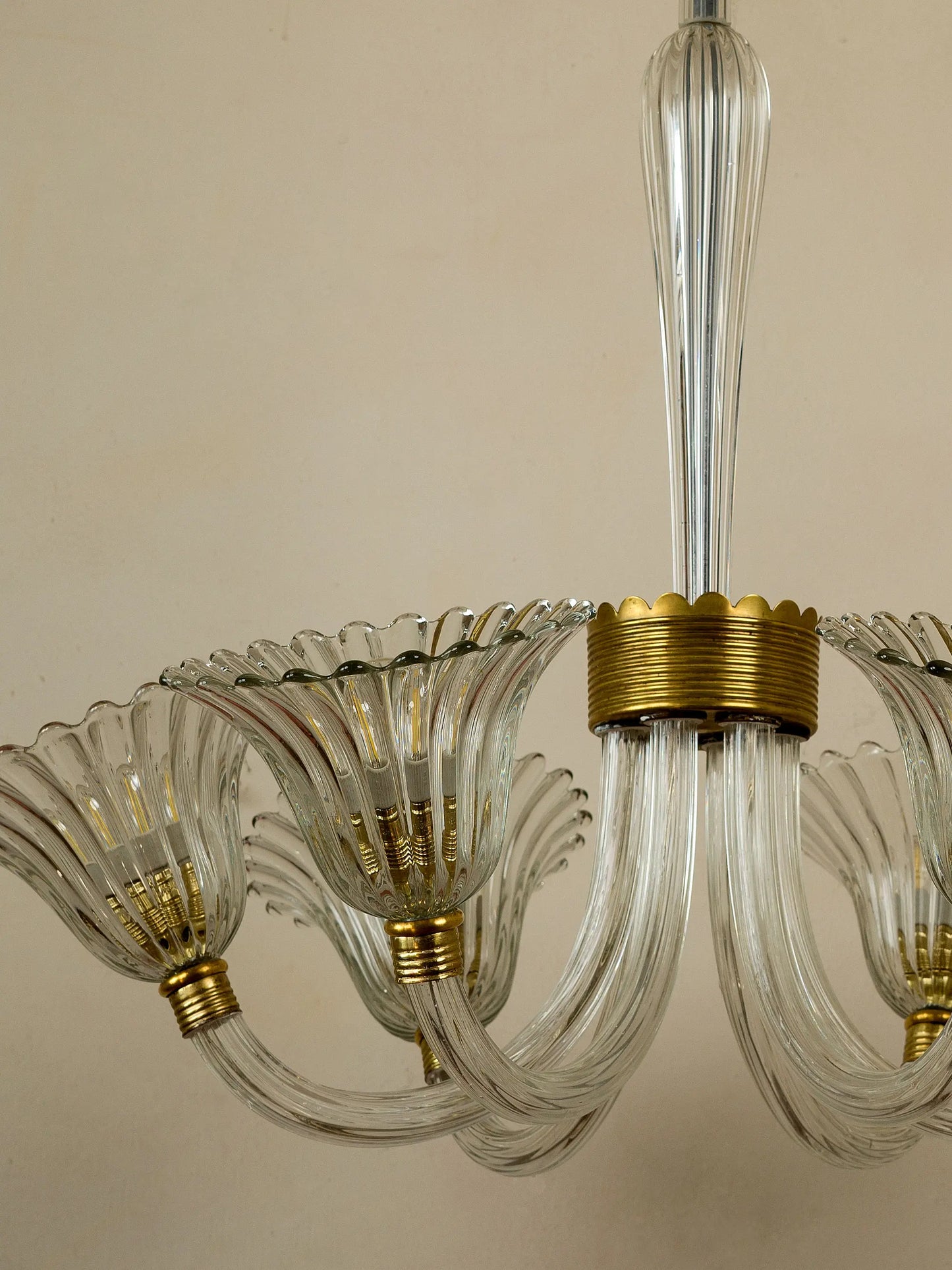 Dettaglio dei vetri e della struttura in ottone del lampadario Murano anni ’40 | Lo Stile Italiano 
