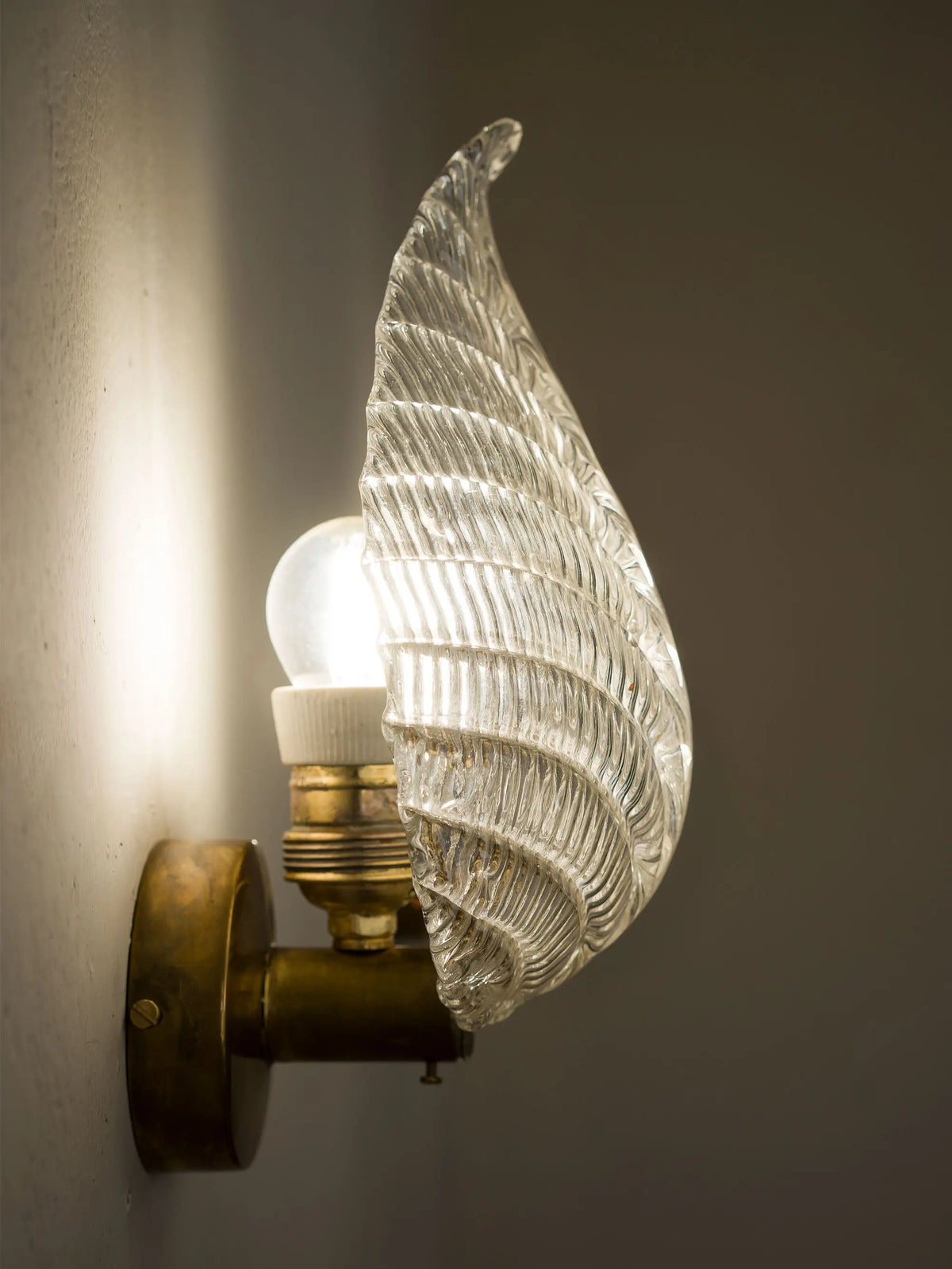 Vintage wall lamp with central light and blown glass shade  | Lo Stile Italiano
