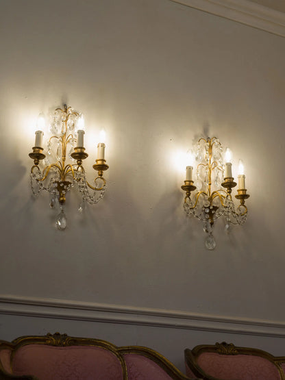 Coppia di applique decorative da parete in ferro, legno dorato e cristallo | Lo Stile Italiano