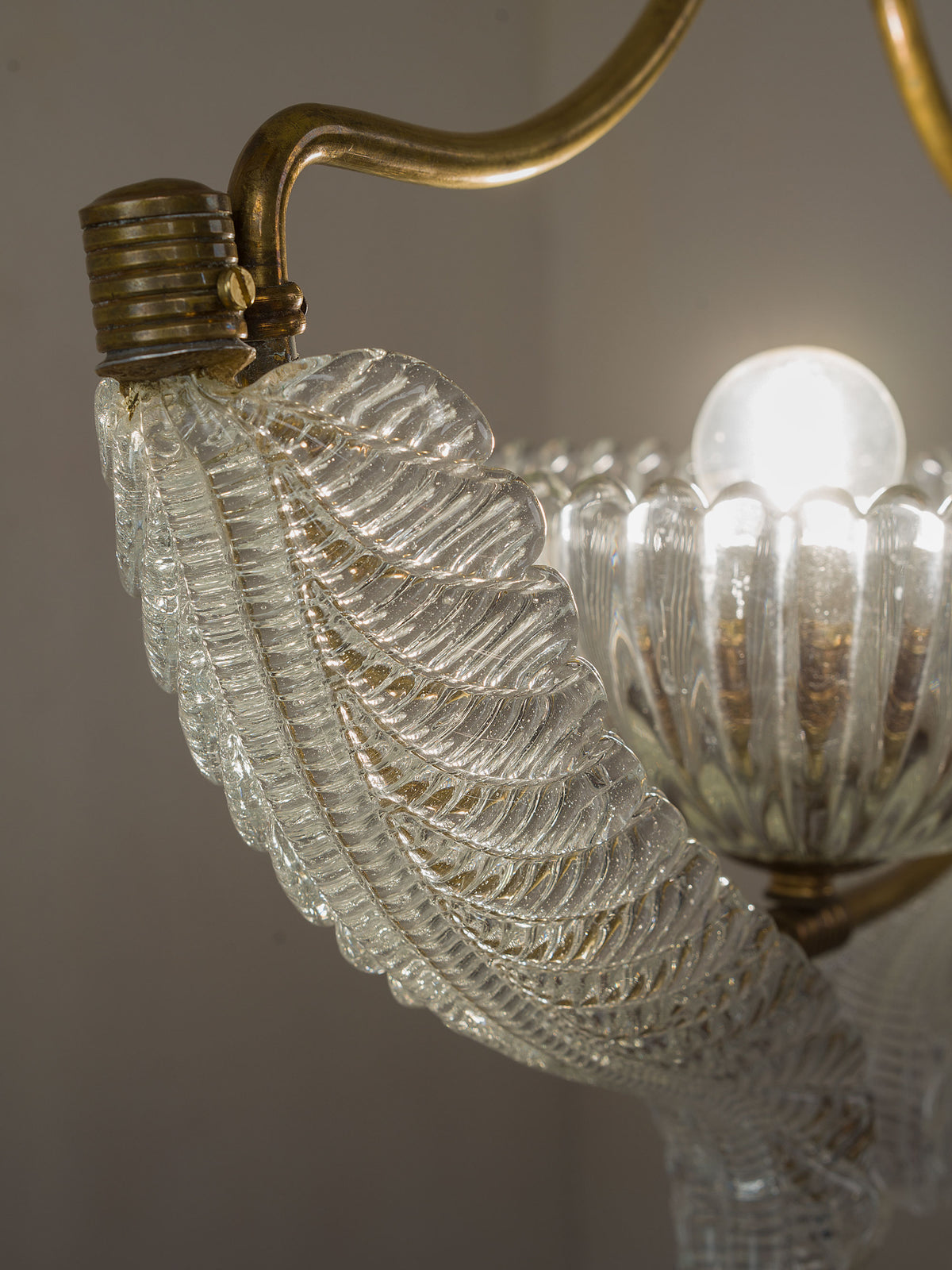 Vista laterale del lampadario Barovier & Toso in vetro di Murano | Lo Stile Italiano 