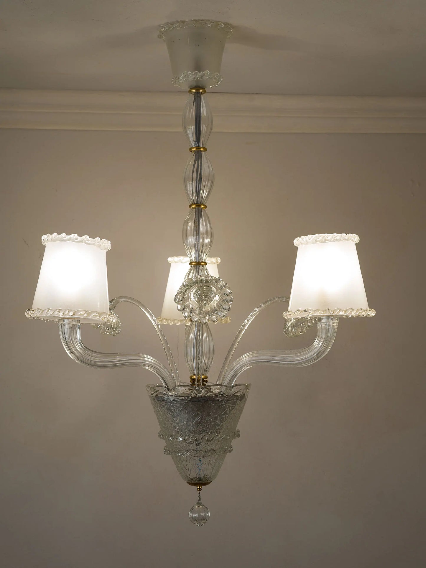 Lampadario Murano vintage tre luci con vetro soffiato e fiori trasparenti | Lo Stile Italiano 