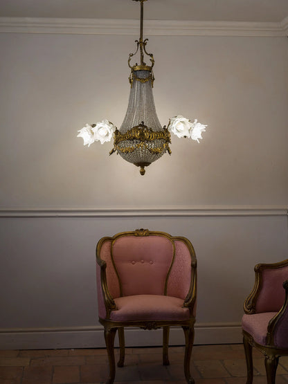 Lampadario Antico  Belle Époque a sei luci, ambientato in un salotto con poltrone del periodo storico Napoleone III | Lo Stile Italiano