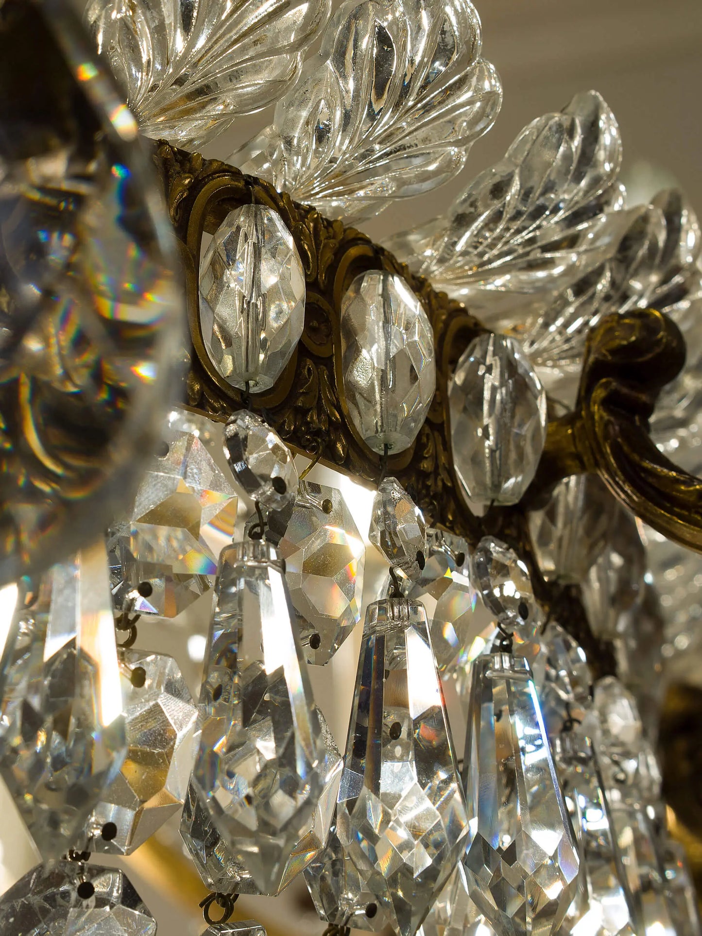 vista ravvicinata dei pendenti di cristallo e delle foglie (palmette) che ne arricchiscono la struttura | Lo Stile Italiano