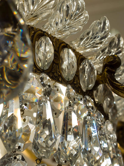 vista ravvicinata dei pendenti di cristallo e delle foglie (palmette) che ne arricchiscono la struttura | Lo Stile Italiano