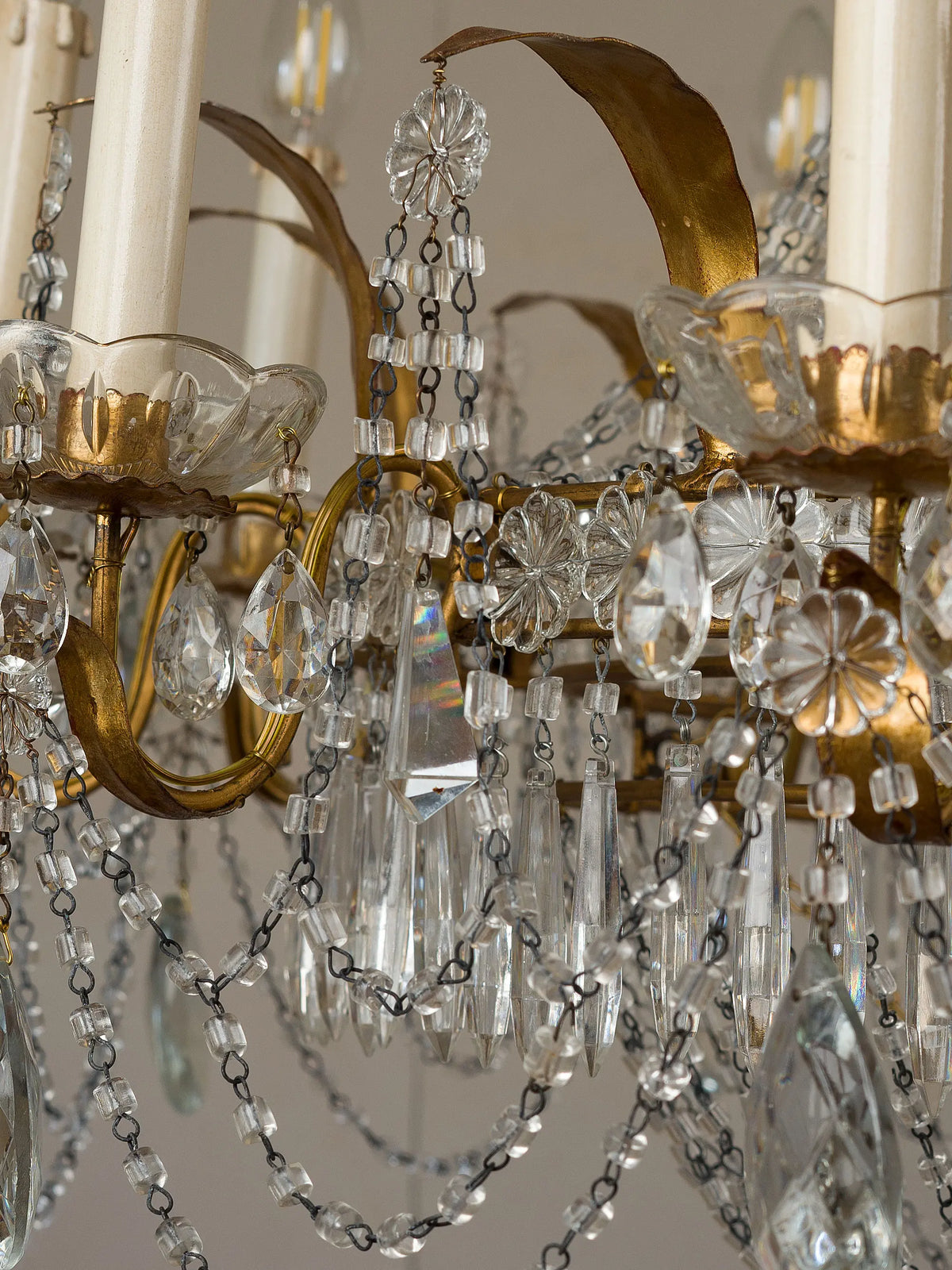 Dettaglio del lampadario con rosette in vetro, prismi sfaccettati e catenelle decorative | Lo Stile Italiano 