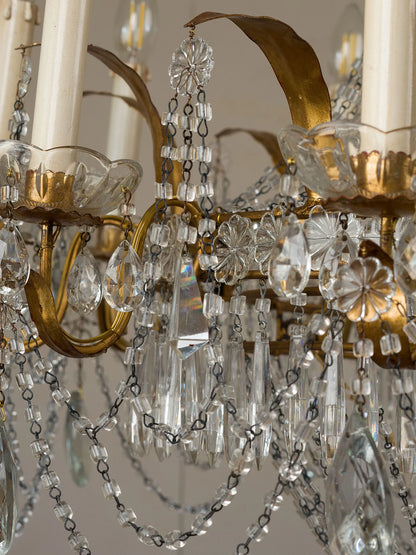 Dettaglio del lampadario con rosette in vetro, prismi sfaccettati e catenelle decorative | Lo Stile Italiano 