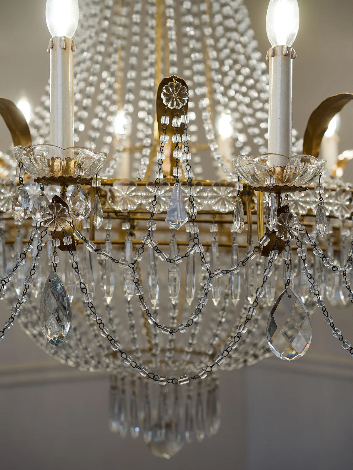 Lampadario italiano a mongolfiera illuminato con catenelle di vetro e pendenti in cristallo | Lo Stile Italiano 