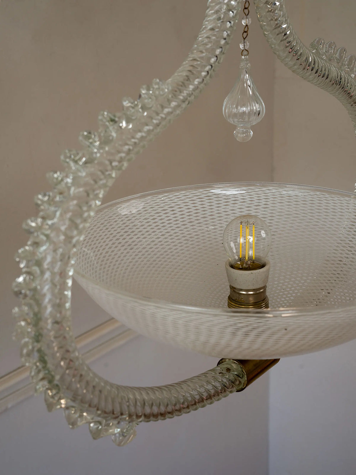 Particolare della coppa in vetro reticello di un lampadario vintage di Murano | Lo Stile Italiano