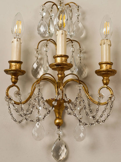 Eleganti applique vintage italiane con tre luci e pendenti in vetro molato | Lo Stile Italiano