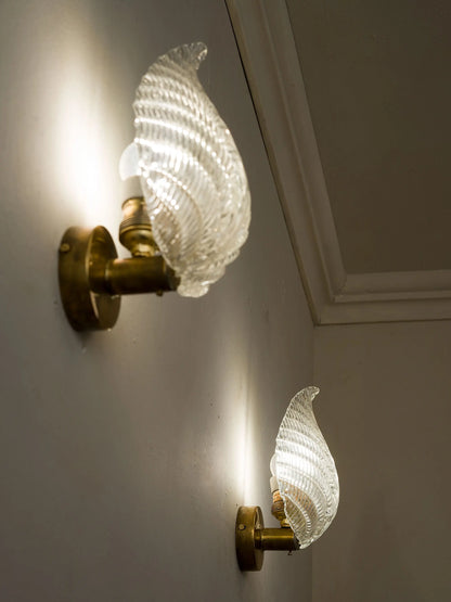 Pair of wall sconces with glass leaves and central light | Lo Stile Italiano