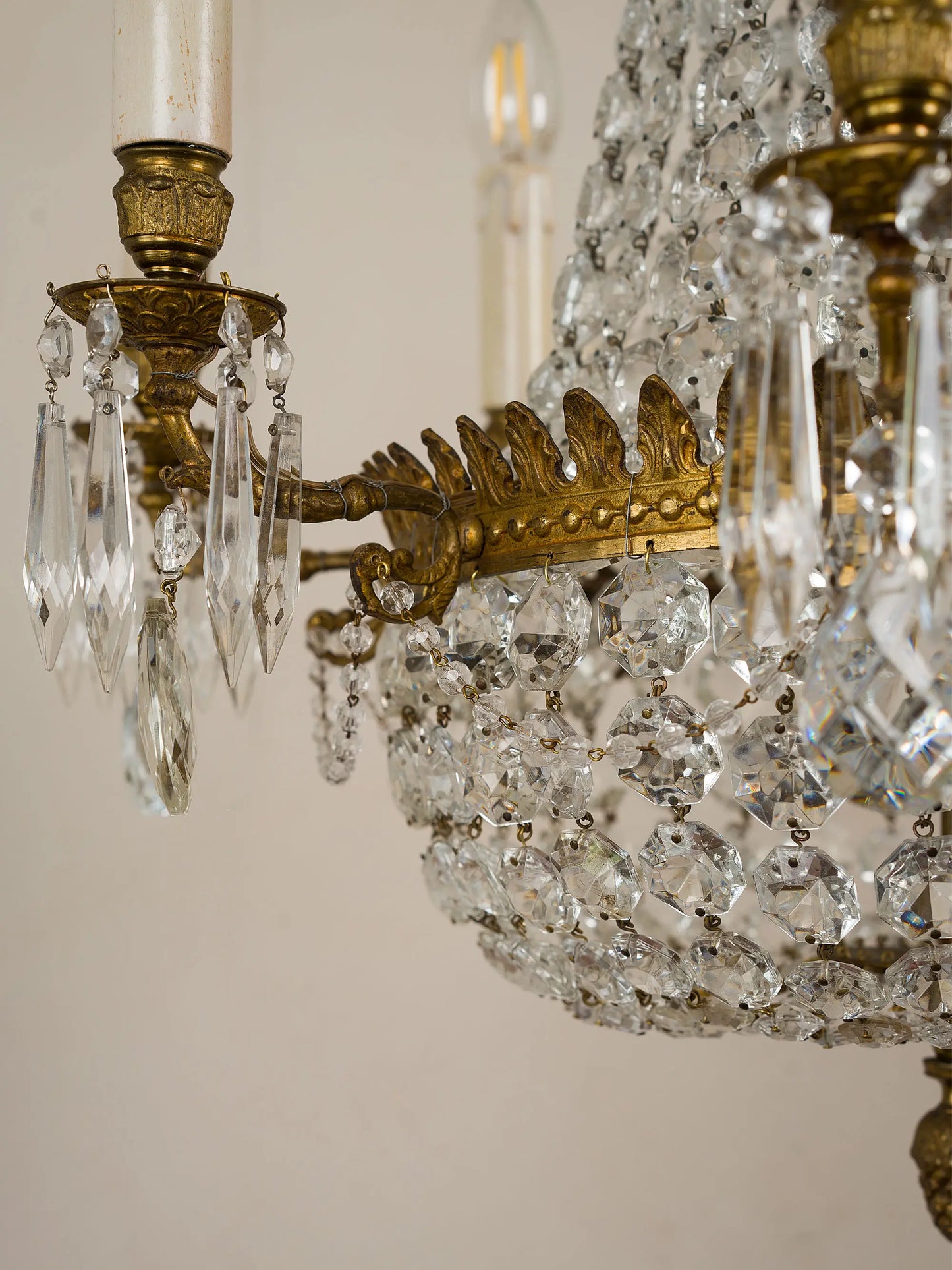 Detail of the brass crown of the chandelier. | Lo Stile Italiano