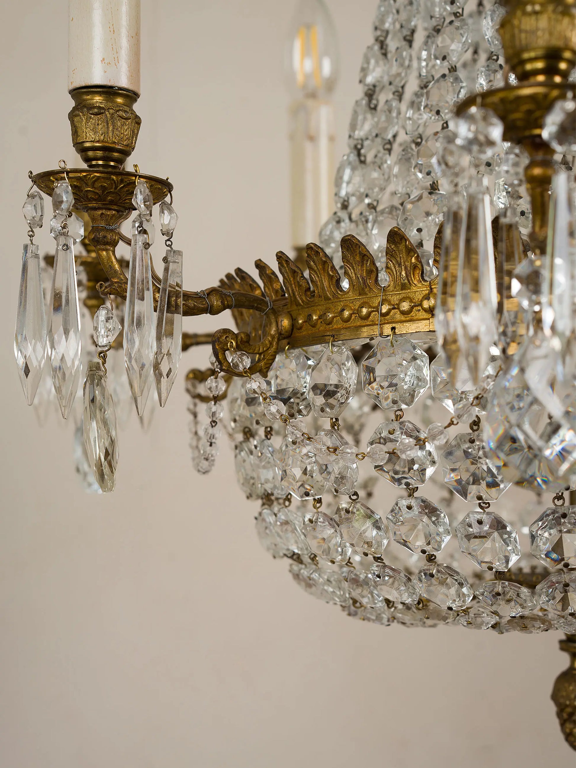 Detail of the brass crown of the chandelier. | Lo Stile Italiano