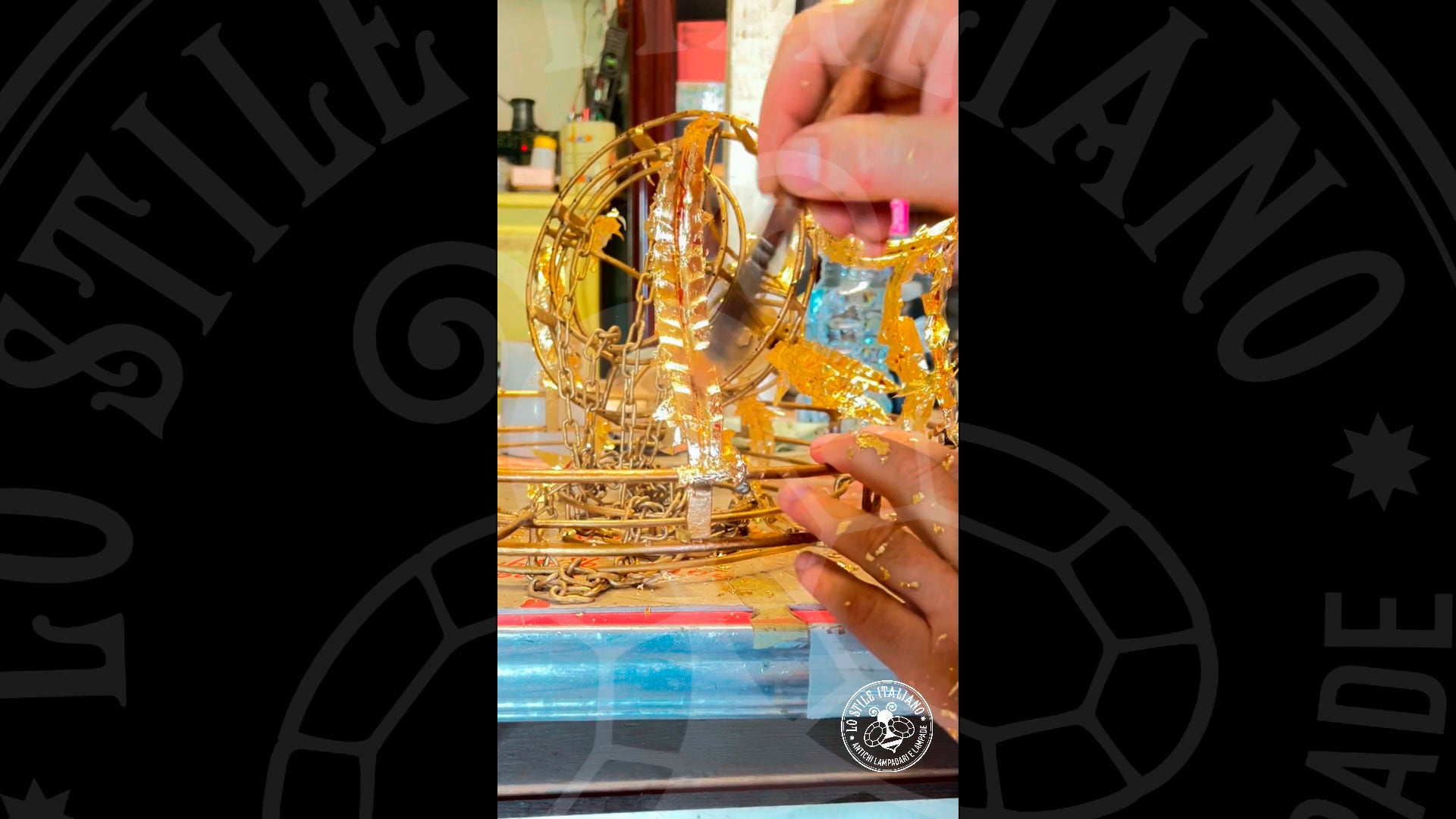 Carica il video: Restauro artigianale di un antico lampadario Impero in cristallo dei primi anni del ’900. Il video mostra le fasi di smontaggio, pulizia, doratura, ricablaggio e ricostruzione del lampadario eseguite nel laboratorio Lo Stile Italiano in Italia.