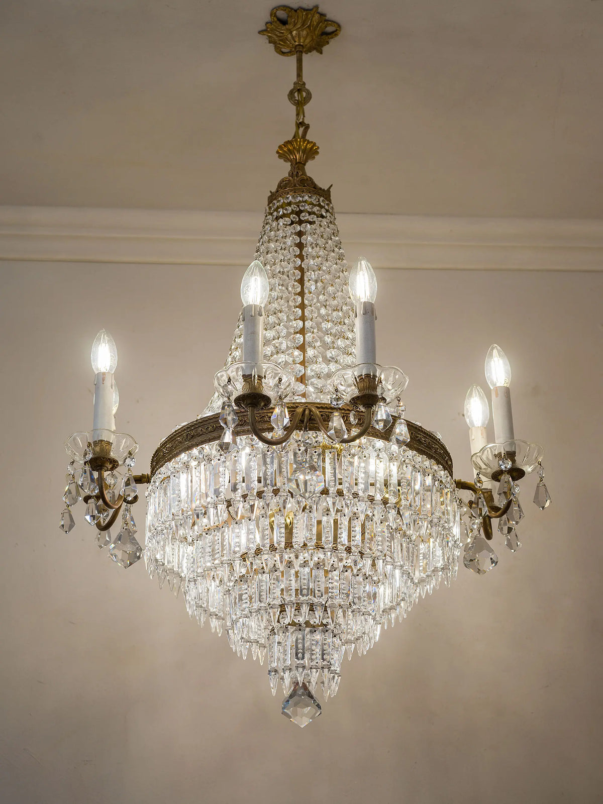 Lampadario vintage restaurato con cristalli puliti e ricuciti a mano | Lo Stile Italiano 