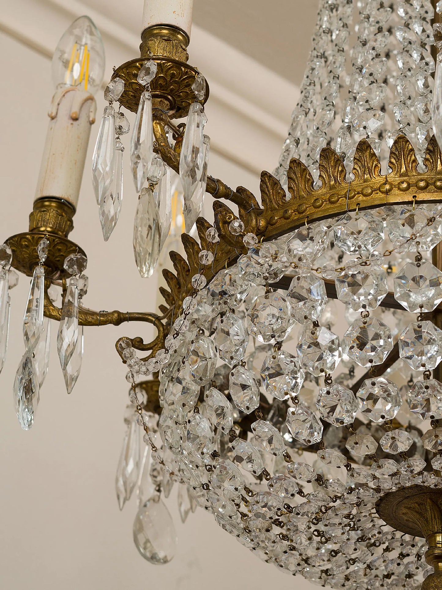 detail of the arms in chiselled brass enriched with crystal drops. | Lo Stile Italiano