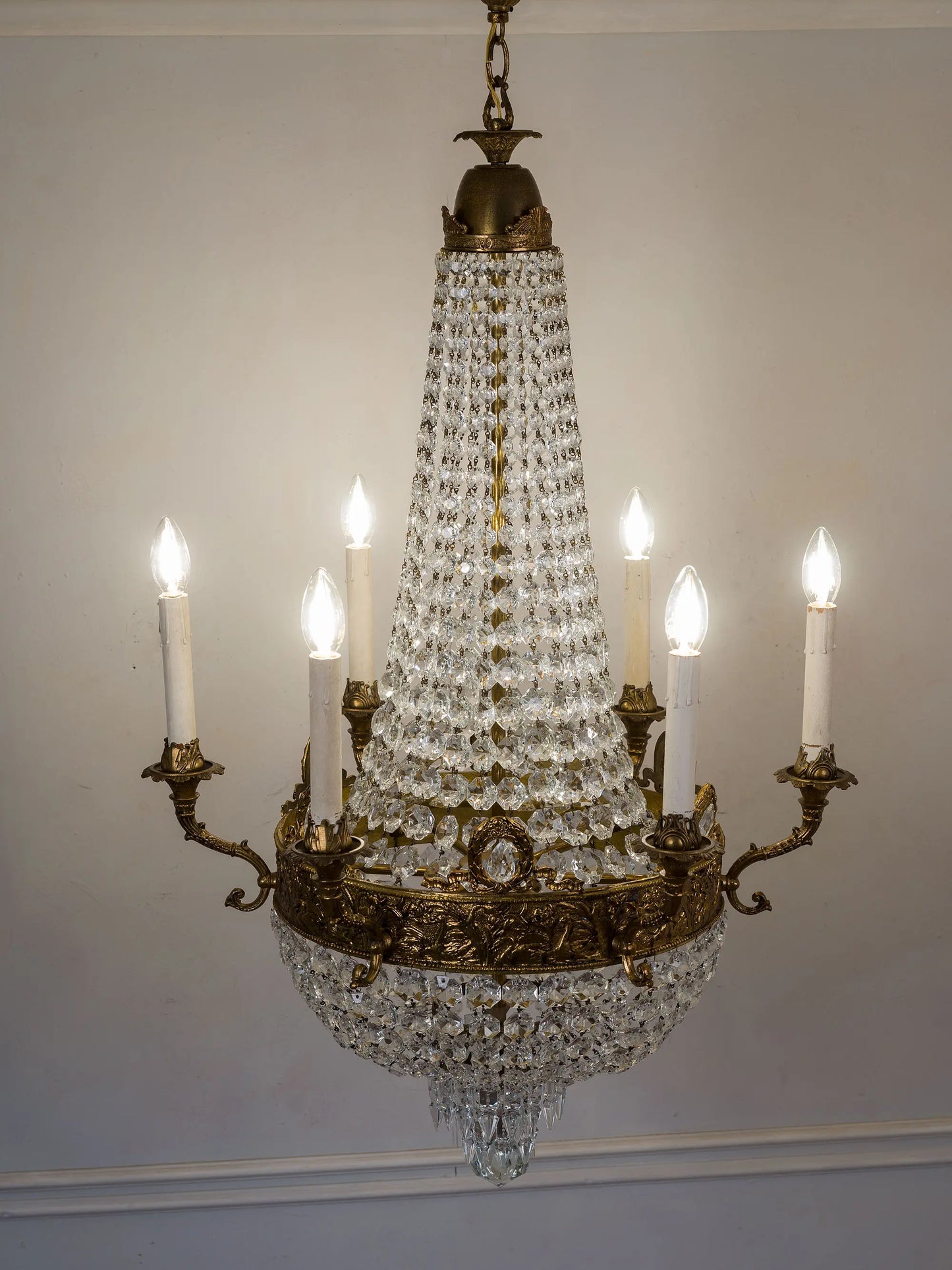 Lampadario Impero a mongolfiera in vetro e cristallo con illuminazione accesa e struttura simmetrica | Lo Stile Italiano