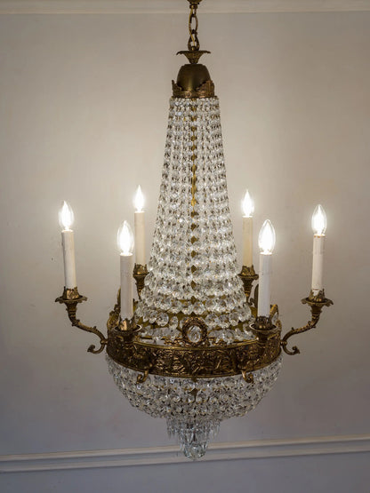 Lampadario Impero a mongolfiera in vetro e cristallo con illuminazione accesa e struttura simmetrica | Lo Stile Italiano
