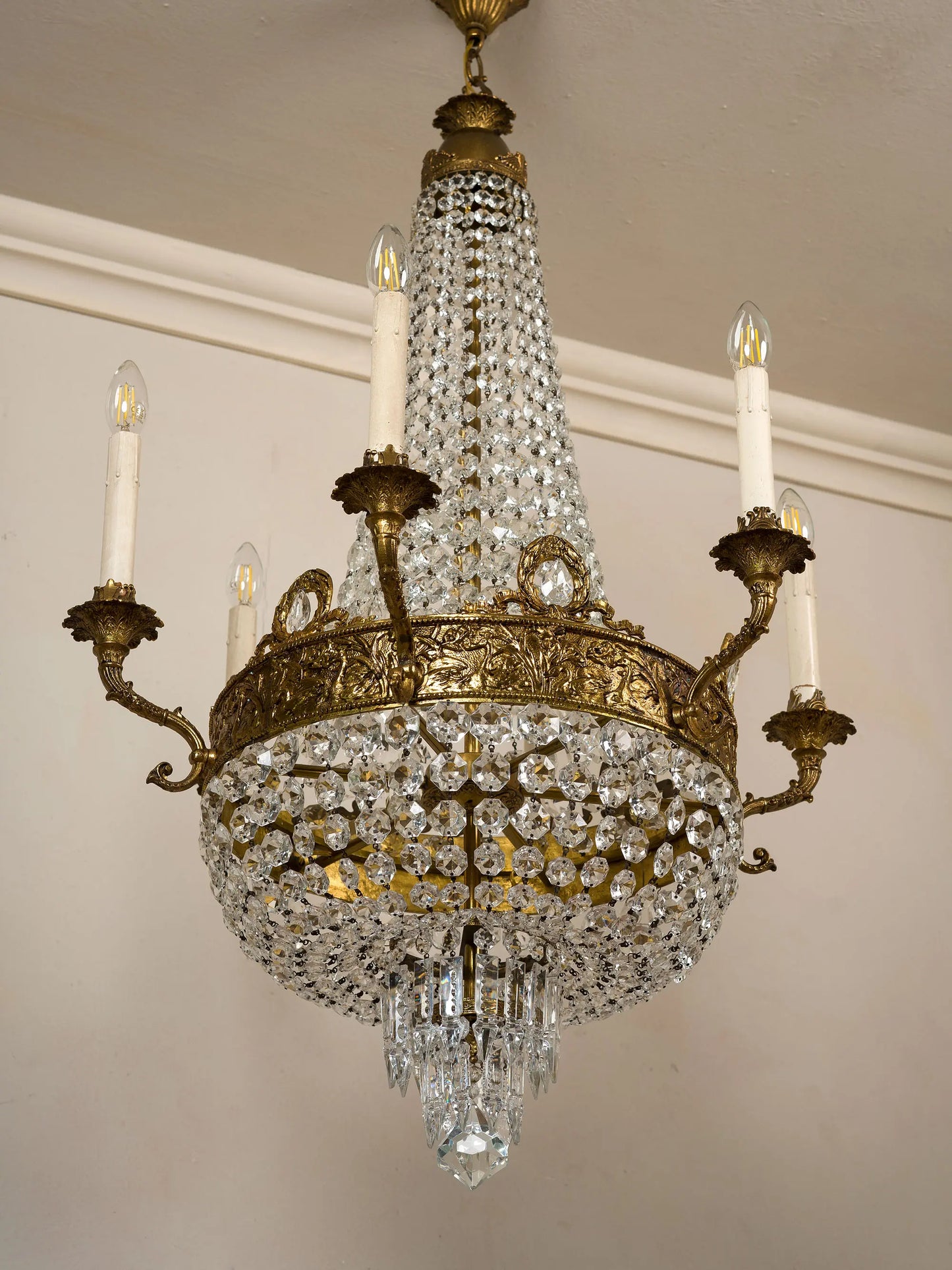 Lampadario antico in stile Impero con fregi ispirai al periodo Neoclassico | Lo Stile Italiano