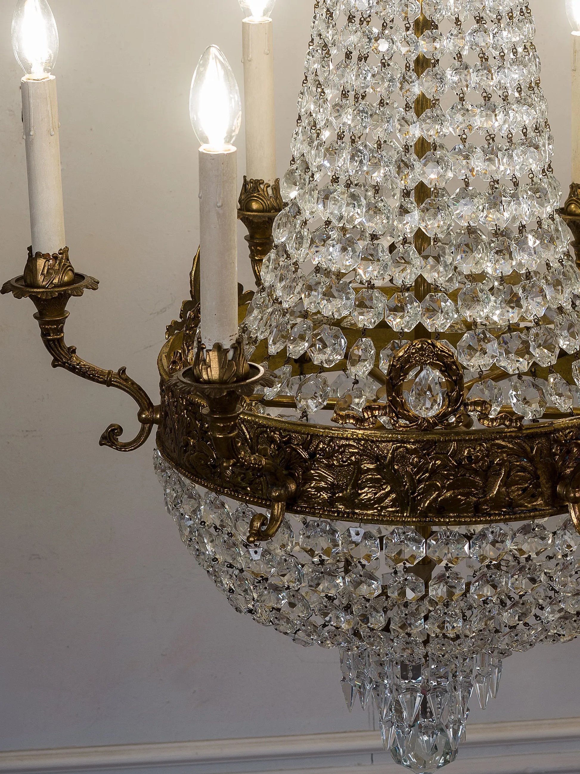 Particolare del lampadario Impero in cristallo e ottone con bracci a sei luci e catene di cristalli sfaccettati | Lo Stile Italiano