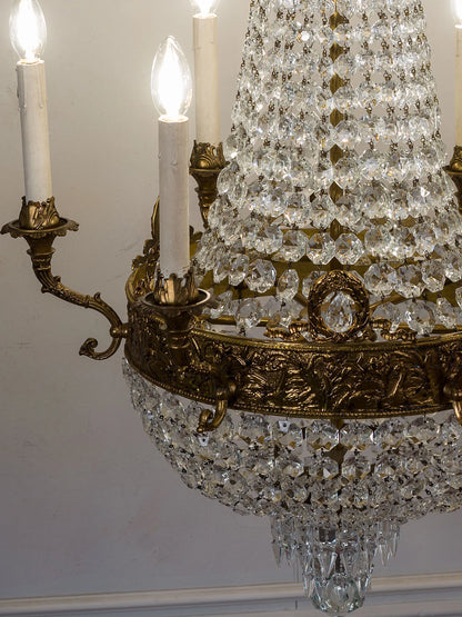 Particolare del lampadario Impero in cristallo e ottone con bracci a sei luci e catene di cristalli sfaccettati | Lo Stile Italiano