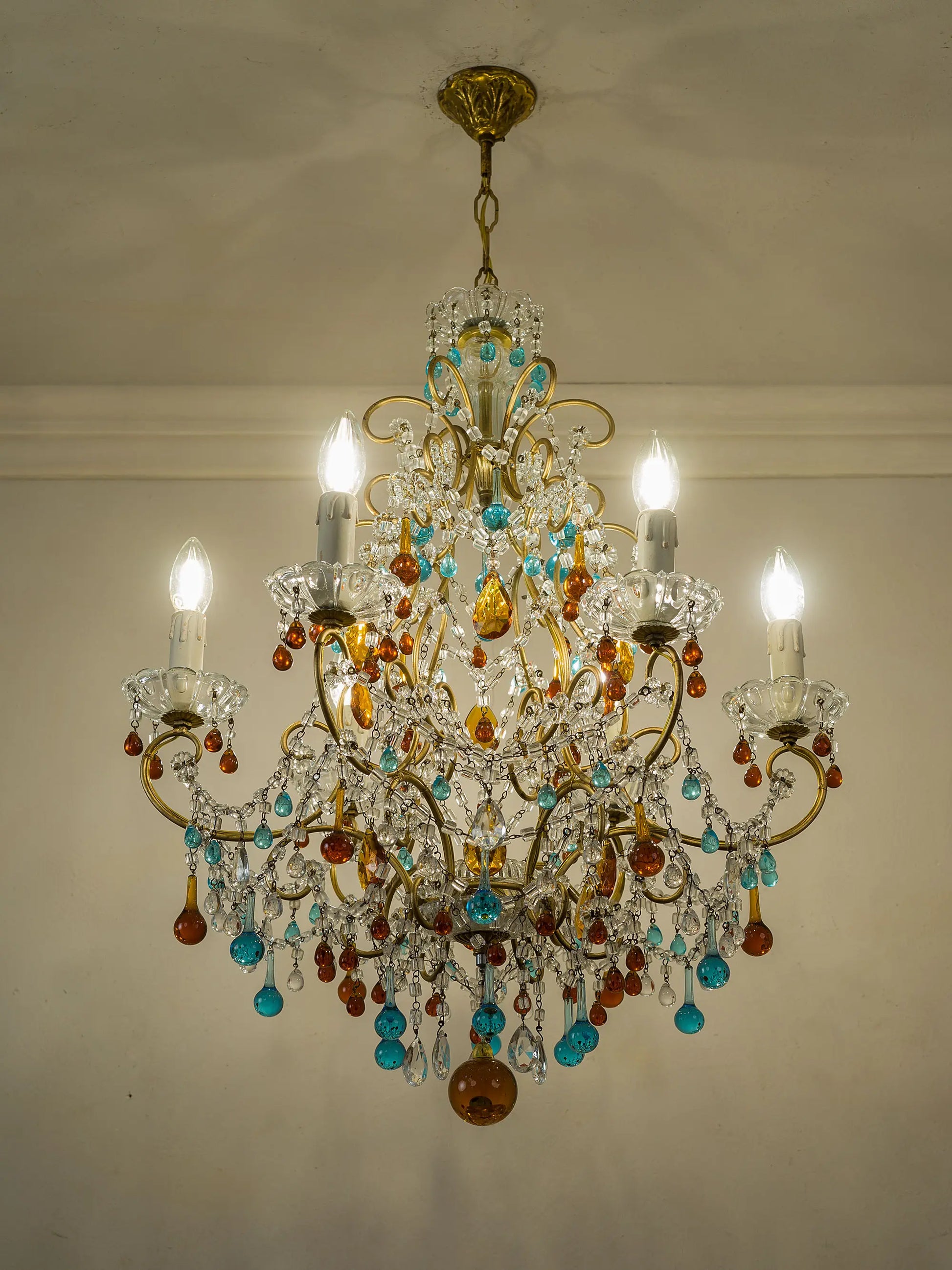 Lampadario fiorentino vintage anni ’60 in ferro battuto dorato con gocce colorate in vetro di Murano – Lo Stile Italiano
