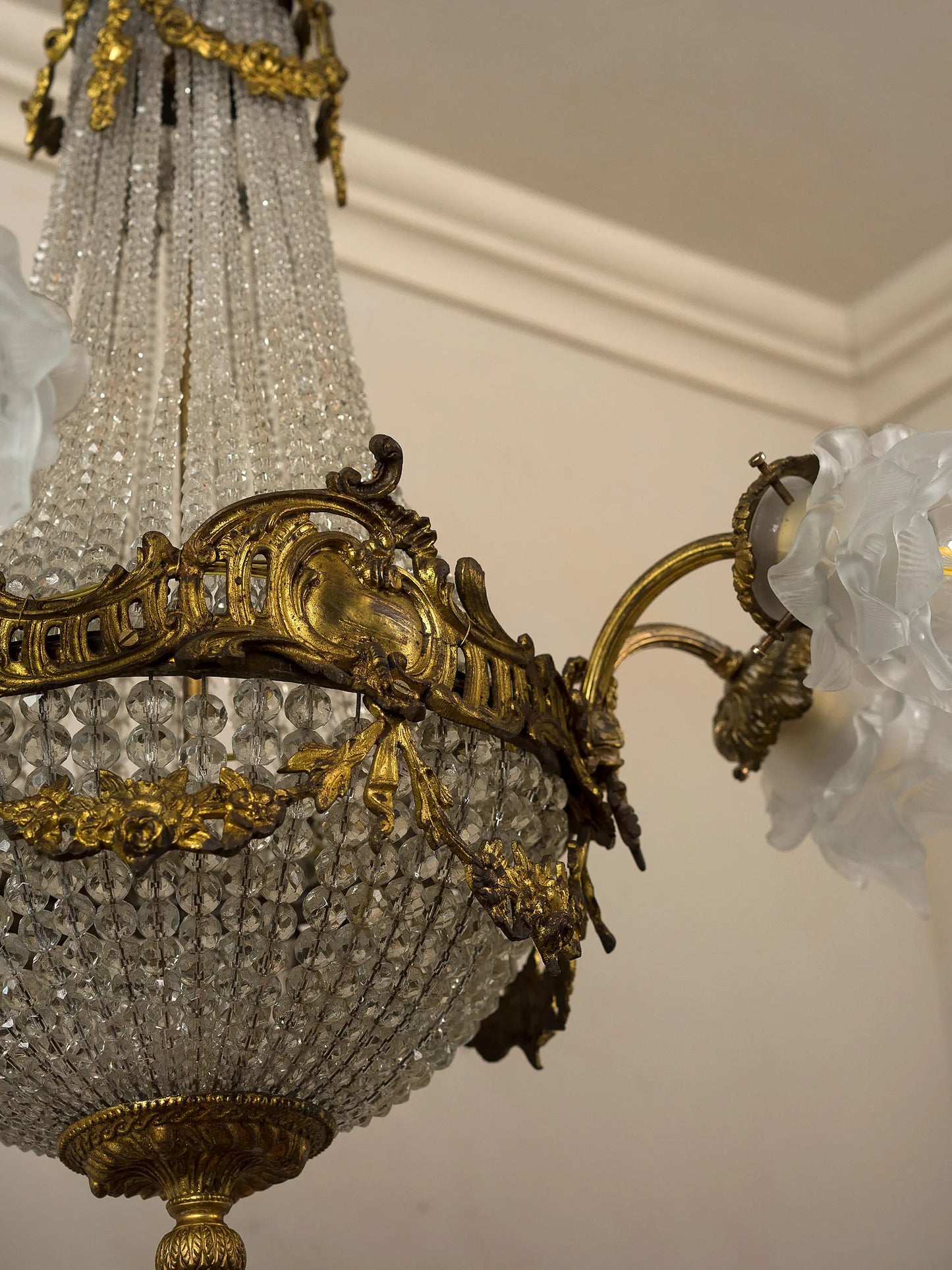 Dettaglio della coppa realizzata con catenelle di cristallo, decorazioni in bronzo dorato e paralumi floreali | Lo Stile Italiano 