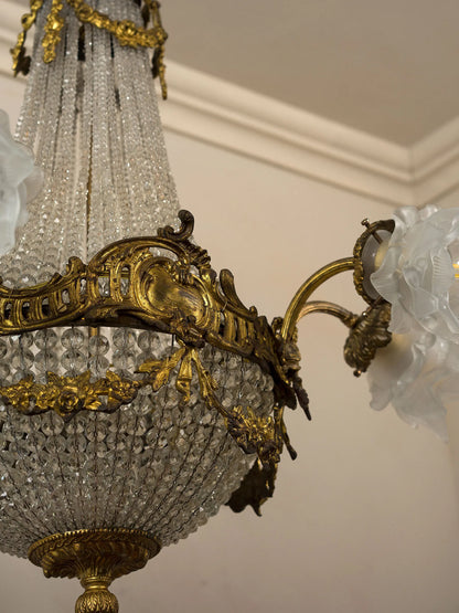 Dettaglio della coppa realizzata con catenelle di cristallo, decorazioni in bronzo dorato e paralumi floreali | Lo Stile Italiano 