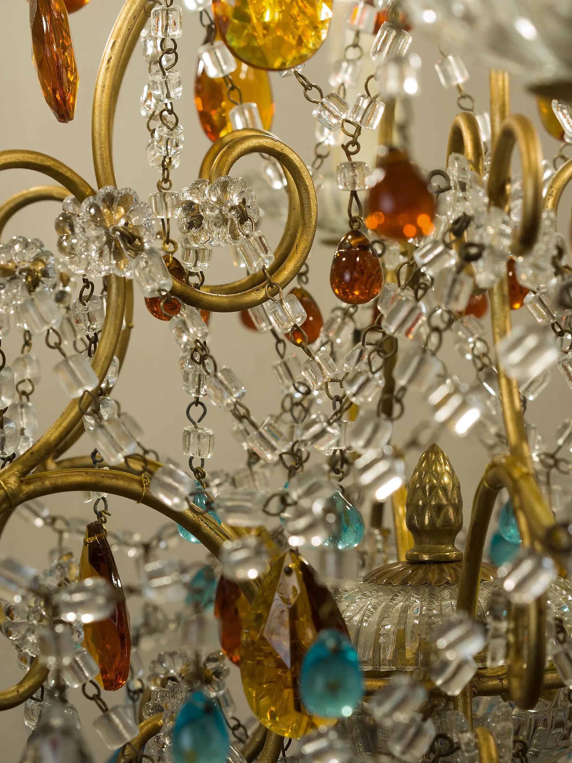 Decorazione con perline e gocce in vetro di Murano su lampadario vintage italiano anni ’60 – Lo Stile Italiano