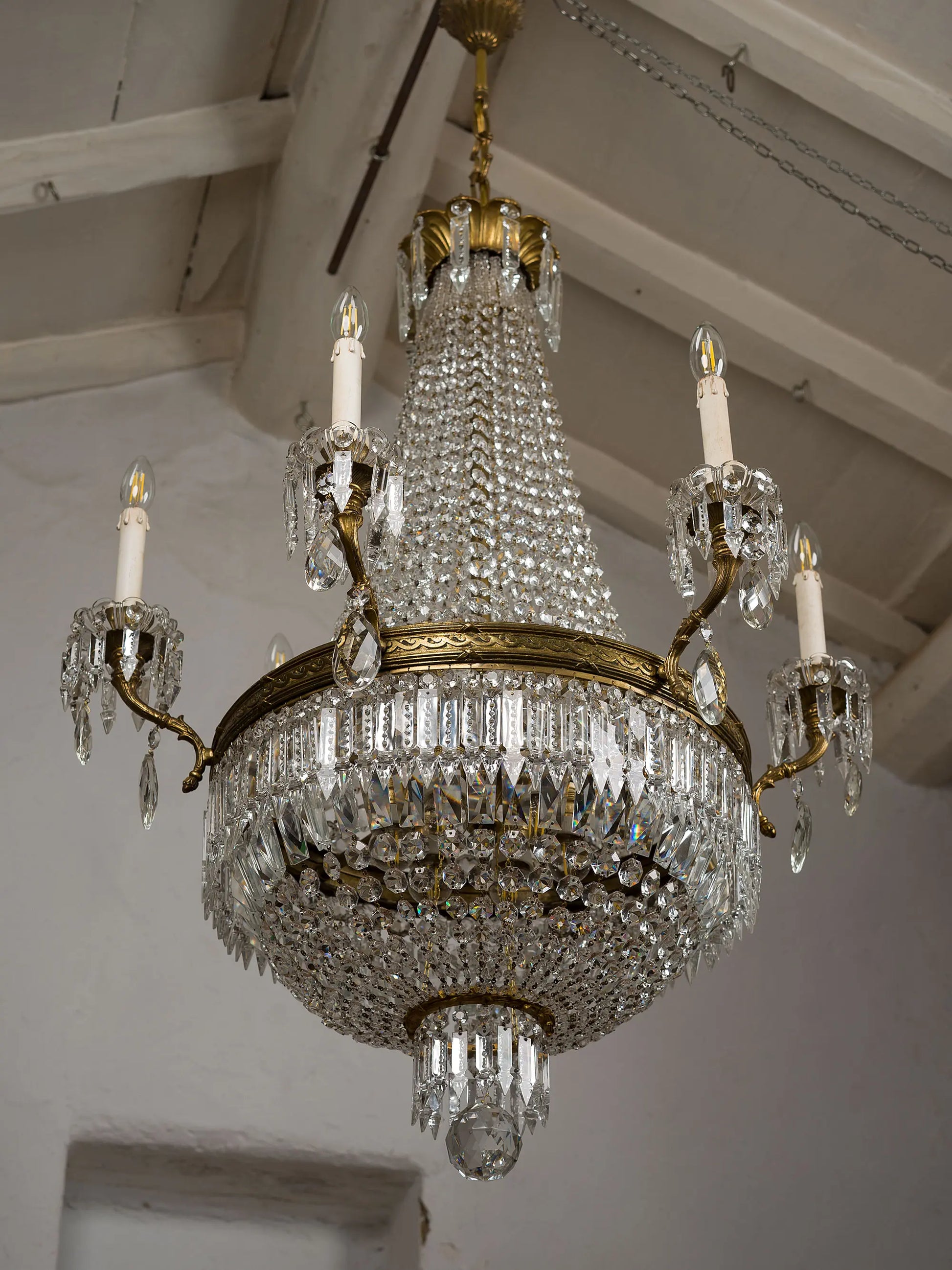 Grande lampadario antico in cristallo stile Impero con forma a montgolfiera, struttura in bronzo dorato e cristalli sfaccettati, illuminazione neoclassica di lusso | Lo Stile Italiano